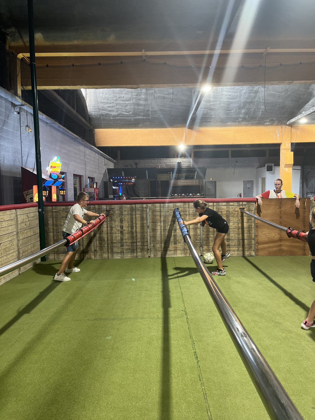 Des enfants disputent une partie de Babyfoot Humain chez Team Square