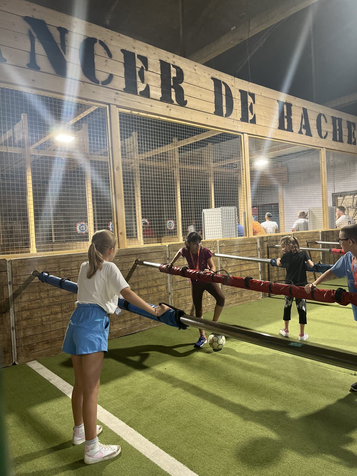Les enfants s'affrontent sur le terrain de Babyfoot Humain